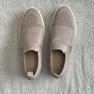 Stylus green slip on. Mesh material